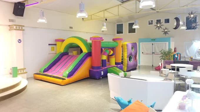 Salón principal decorado para cumpleaños